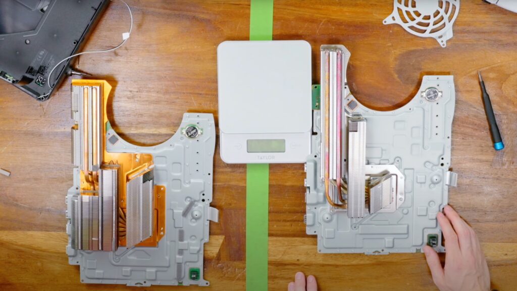 Dissipateur thermique de la PS5 (ancien à gauche, nouveau à droite) // Source : YouTube/Austin Evans Dissipateur thermique de la PS5 (ancien à gauche, nouveau à droite) // Source : YouTube/Austin Evans