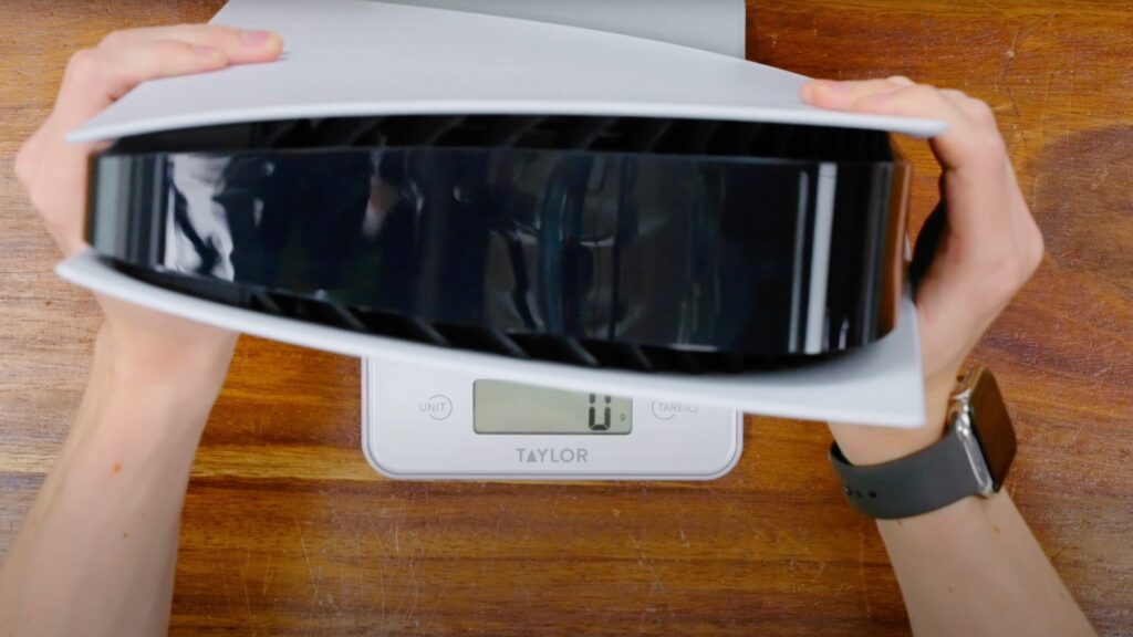 La PS5 à la pesée // Source : YouTube/Austin Evans La PS5 à la pesée // Source : YouTube/Austin Evans