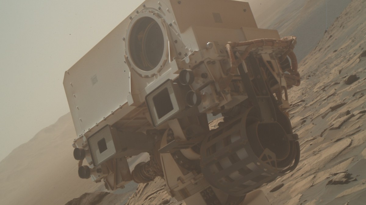 Le selfie en lumière naturelle de Curiosity. // Source : NASA/JPL-Caltech/MSSS (photo recadrée) Le selfie en lumière naturelle de Curiosity. // Source : NASA/JPL-Caltech/MSSS (photo recadrée)