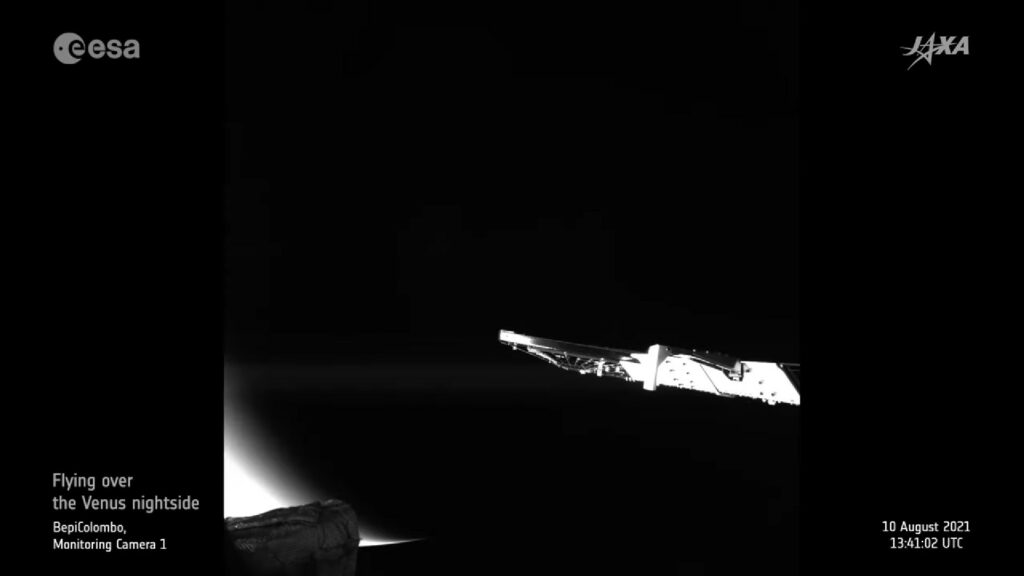 Passage de BepiCombo à proximité de Vénus. Ici pointé vers la face nocturne, mais on voit la face ensoleillée se profiler. // Source : ESA/Jaxa Passage de BepiCombo à proximité de Vénus. Ici pointé vers la face nocturne, mais on voit la face ensoleillée se profiler. // Source : ESA/Jaxa