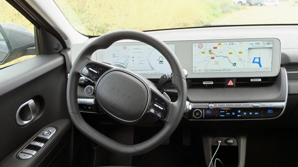Au volant du IONIQ 5 // Source : Raphaelle Baut pour Numerama