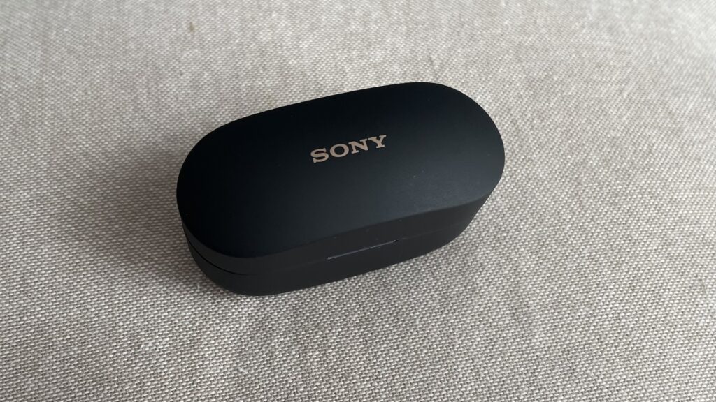 Boîtier des écouteurs Sony WF-1000XM4 // Source : Maxime Claudel pour Numerama Boîtier des écouteurs Sony WF-1000XM4 // Source : Maxime Claudel pour Numerama