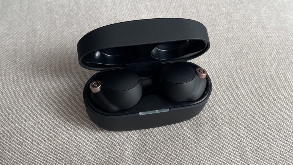 Les écouteurs Sony WF-1000XM4 dans leur boîtier // Source : Maxime Claudel pour Numerama Les écouteurs Sony WF-1000XM4 dans leur boîtier // Source : Maxime Claudel pour Numerama