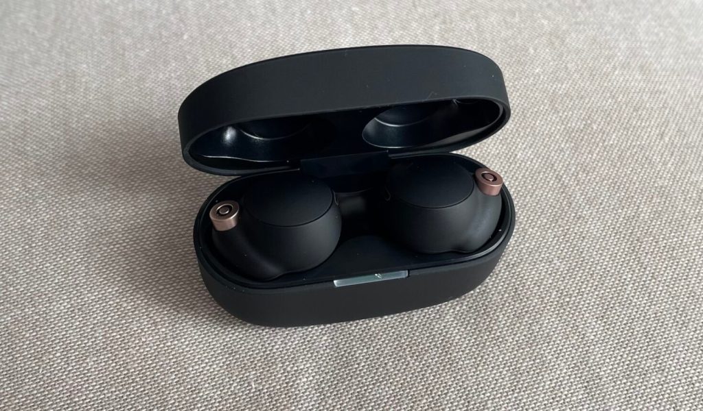 Les écouteurs Sony WF-1000XM4 dans leur boîtier // Source : Maxime Claudel pour Numerama Les écouteurs Sony WF-1000XM4 dans leur boîtier // Source : Maxime Claudel pour Numerama