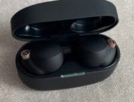Les écouteurs Sony WF-1000XM4 dans leur boîtier // Source : Maxime Claudel pour Numerama