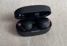Les écouteurs Sony WF-1000XM4 dans leur boîtier // Source : Maxime Claudel pour Numerama Les écouteurs Sony WF-1000XM4 dans leur boîtier // Source : Maxime Claudel pour Numerama