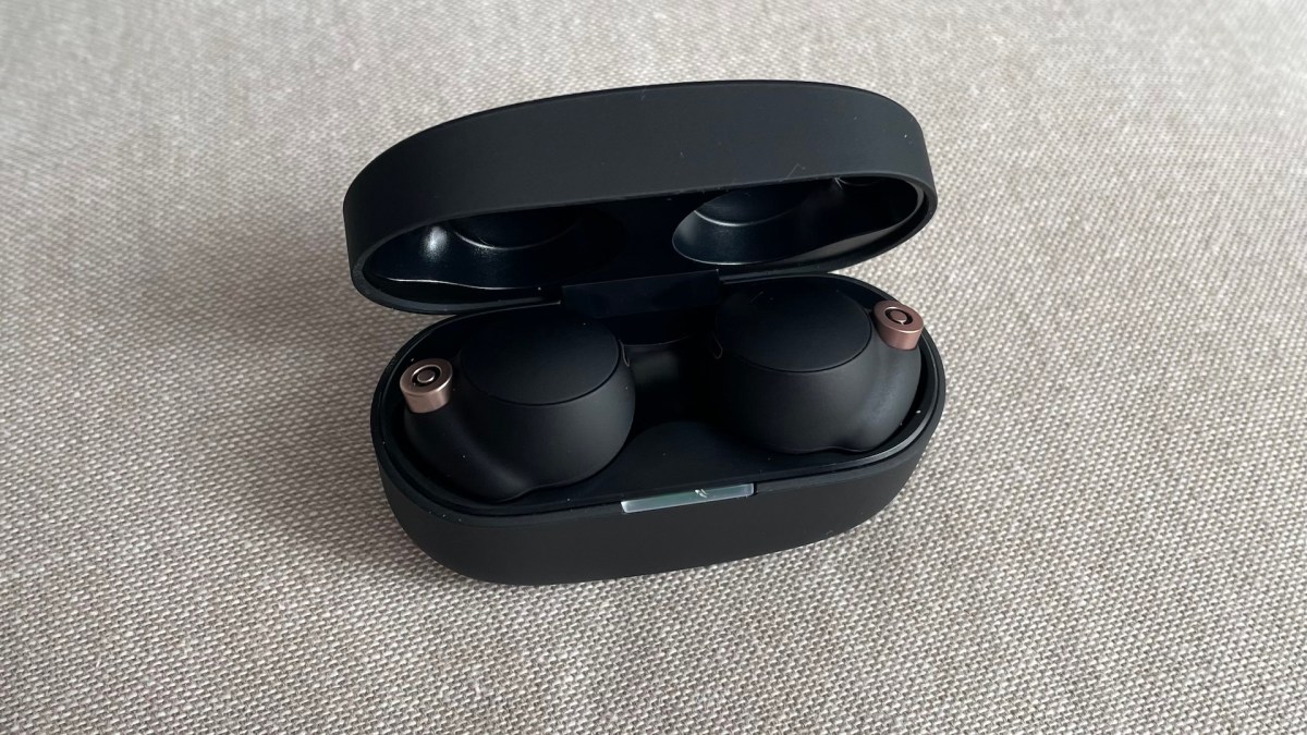Les écouteurs Sony WF-1000XM4 dans leur boîtier // Source : Maxime Claudel pour Numerama Les écouteurs Sony WF-1000XM4 dans leur boîtier // Source : Maxime Claudel pour Numerama
