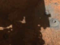 Le trou creusé par le rover (photo recadrée) // Source : NASA/JPL-Caltech