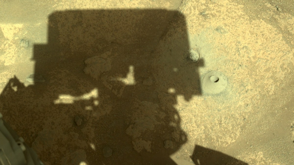 L'ombre de Perseverance et son premier forage sur Mars. // Source : NASA/JPL-Caltech (photo recadrée) L'ombre de Perseverance et son premier forage sur Mars. // Source : NASA/JPL-Caltech (photo recadrée)