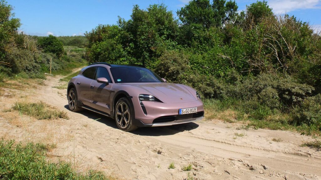 Offroad en Porsche Taycan Cross Turismo // Source : Raphaelle Baut pour Numerama Offroad en Porsche Taycan Cross Turismo // Source : Raphaelle Baut pour Numerama