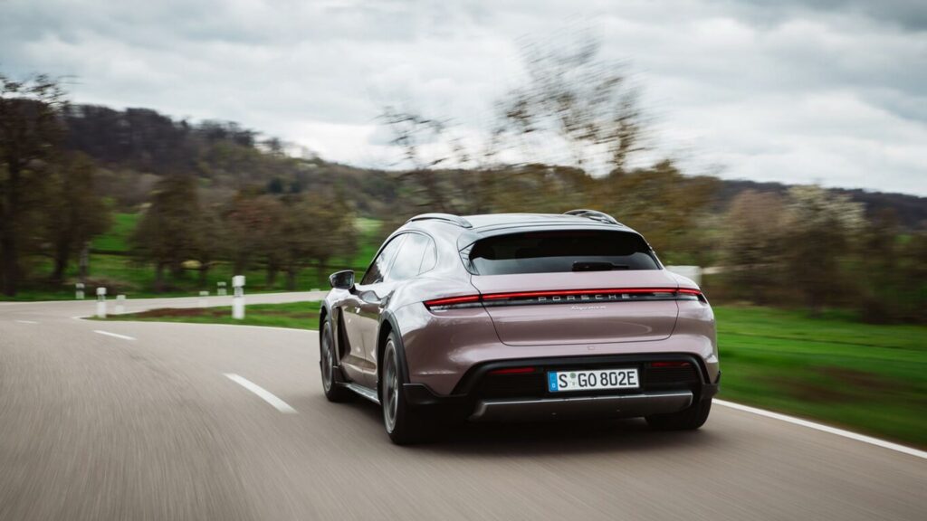 Porsche Taycan Cross Turismo sur route // Source : Porsche France Porsche Taycan Cross Turismo sur route // Source : Porsche France