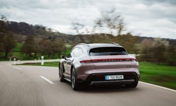 Porsche Taycan Cross Turismo sur route // Source : Porsche France Porsche Taycan Cross Turismo sur route // Source : Porsche France