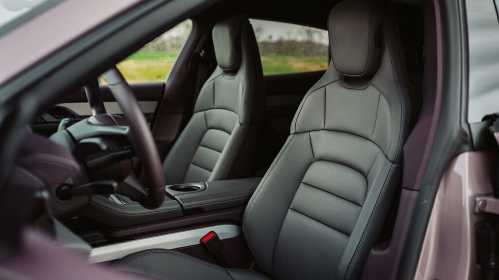 Intérieur Taycan Cross Turismo - Mûre & Gris // Source : Porsche France Intérieur Taycan Cross Turismo - Mûre & Gris // Source : Porsche France