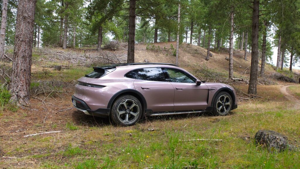Offroad en Porsche Taycan Cross Turismo // Source : Raphaelle Baut pour Numerama Offroad en Porsche Taycan Cross Turismo // Source : Raphaelle Baut pour Numerama