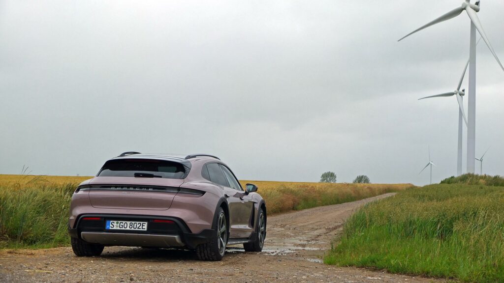 Essai Porsche Taycan Cross Turismo // Source : Raphaelle Baut pour Numerama Essai Porsche Taycan Cross Turismo // Source : Raphaelle Baut pour Numerama