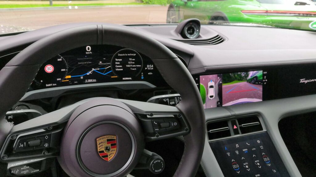 Au volant du Porsche Taycan Cross Turismo // Source : Raphaelle Baut pour Numerama Au volant du Porsche Taycan Cross Turismo // Source : Raphaelle Baut pour Numerama