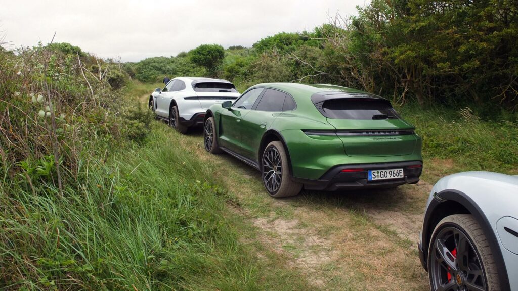 Offroad en Porsche Taycan Cross Turismo // Source : Raphaelle Baut pour Numerama Offroad en Porsche Taycan Cross Turismo // Source : Raphaelle Baut pour Numerama