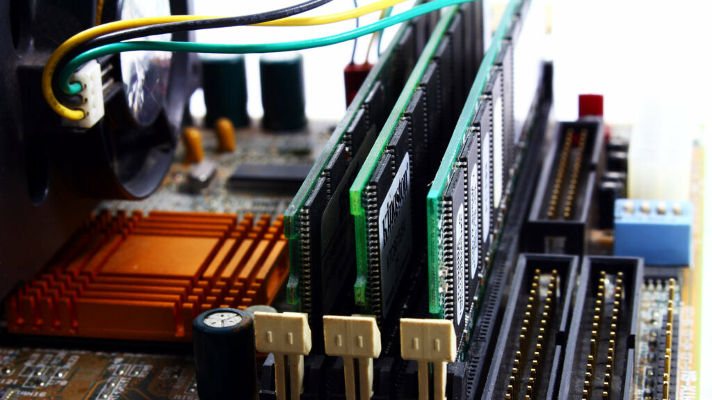 Des barrettes de RAM dans un ordinateur // Source : Valentine Tanasovich Des barrettes de RAM dans un ordinateur // Source : Valentine Tanasovich