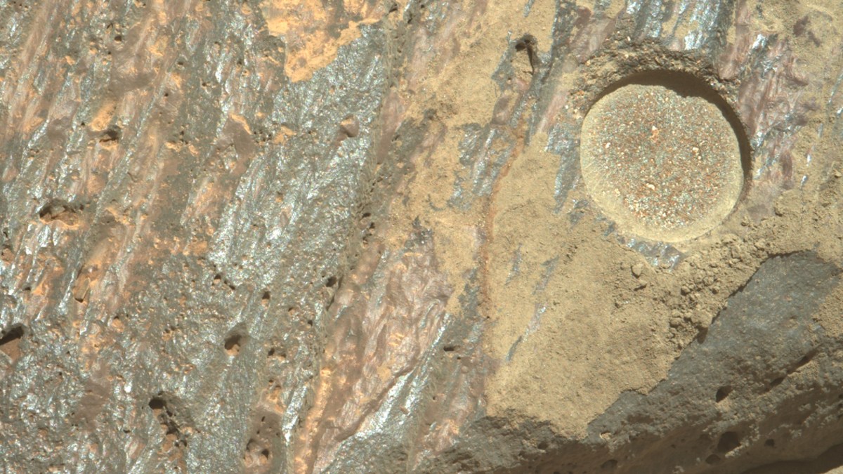 « Rochette » abrasée. // Source : NASA/JPL-Caltech/ASU (photo recadrée) « Rochette » abrasée. // Source : NASA/JPL-Caltech/ASU (photo recadrée)