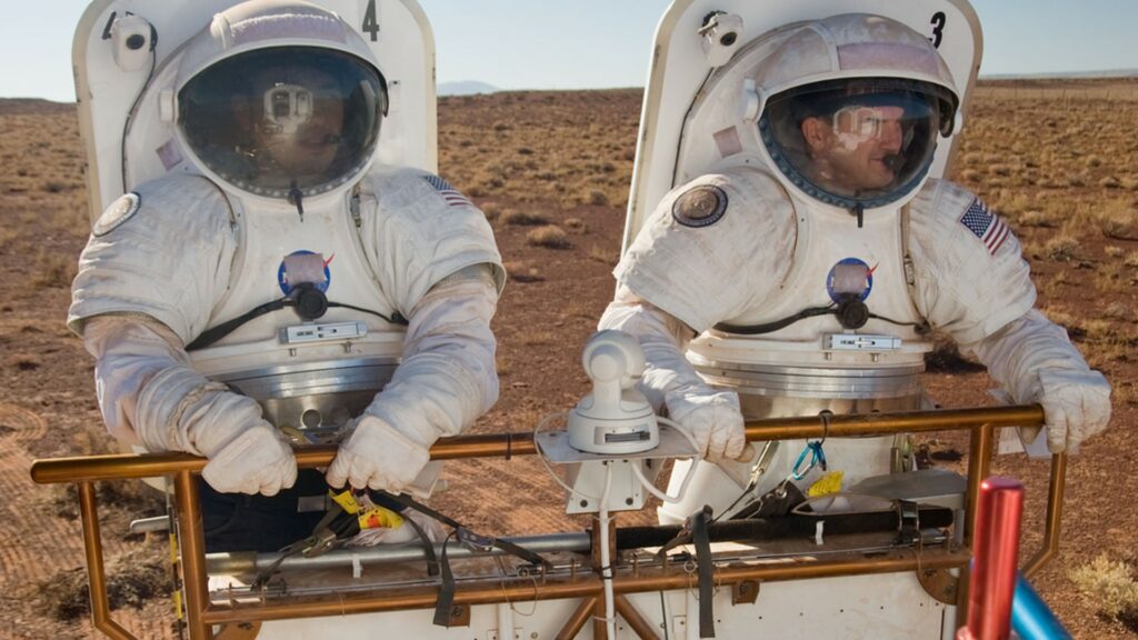 Lors des simulations, l'équipage doit sortir avec sa combinaison spatiale. // Source : Nasa Lors des simulations, l'équipage doit sortir avec sa combinaison spatiale. // Source : Nasa