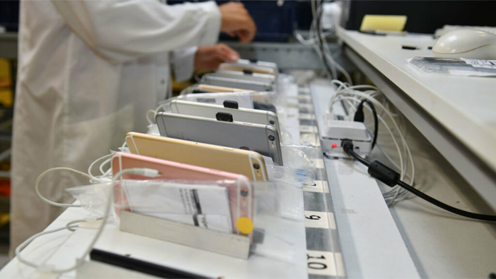 Un bout des labos de Smaaart, un reconditionneur français // Source : Smaaart Un bout des labos de Smaaart, un reconditionneur français // Source : Smaaart