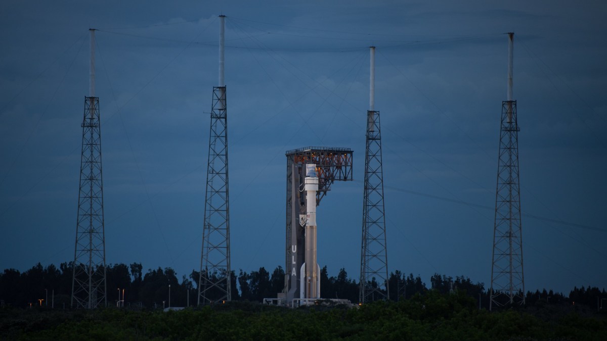 Le lanceur Atlas V sur son pas de tir. // Source : Flickr/CC/NASA/Aubrey Gemignani (photo recadrée) Le lanceur Atlas V sur son pas de tir. // Source : Flickr/CC/NASA/Aubrey Gemignani (photo recadrée)