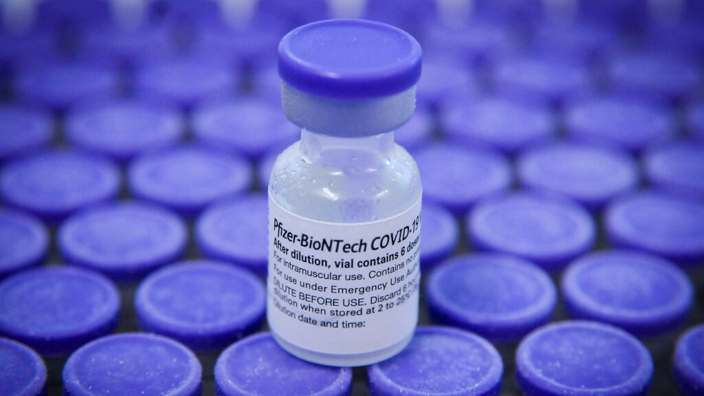 Vaccin covid Pfizer. // Source : Flickr/CC/Agência Brasília (photo recadrée) Vaccin covid Pfizer. // Source : Flickr/CC/Agência Brasília (photo recadrée)