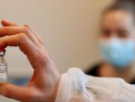Flacon de vaccin Moderna. // Source : Flickr/CC/Département des Yvelines (photo recadrée)