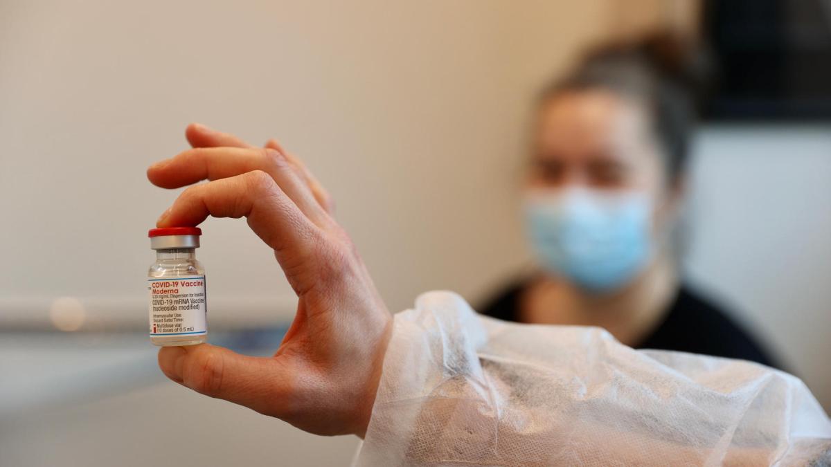 Flacon de vaccin Moderna. // Source : Flickr/CC/Département des Yvelines (photo recadrée) Flacon de vaccin Moderna. // Source : Flickr/CC/Département des Yvelines (photo recadrée)