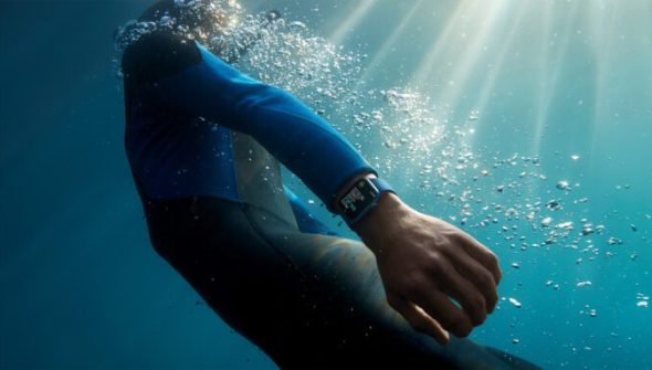 Apple Watch Series 7 sous l'eau // Source : Apple Apple Watch Series 7 sous l'eau // Source : Apple