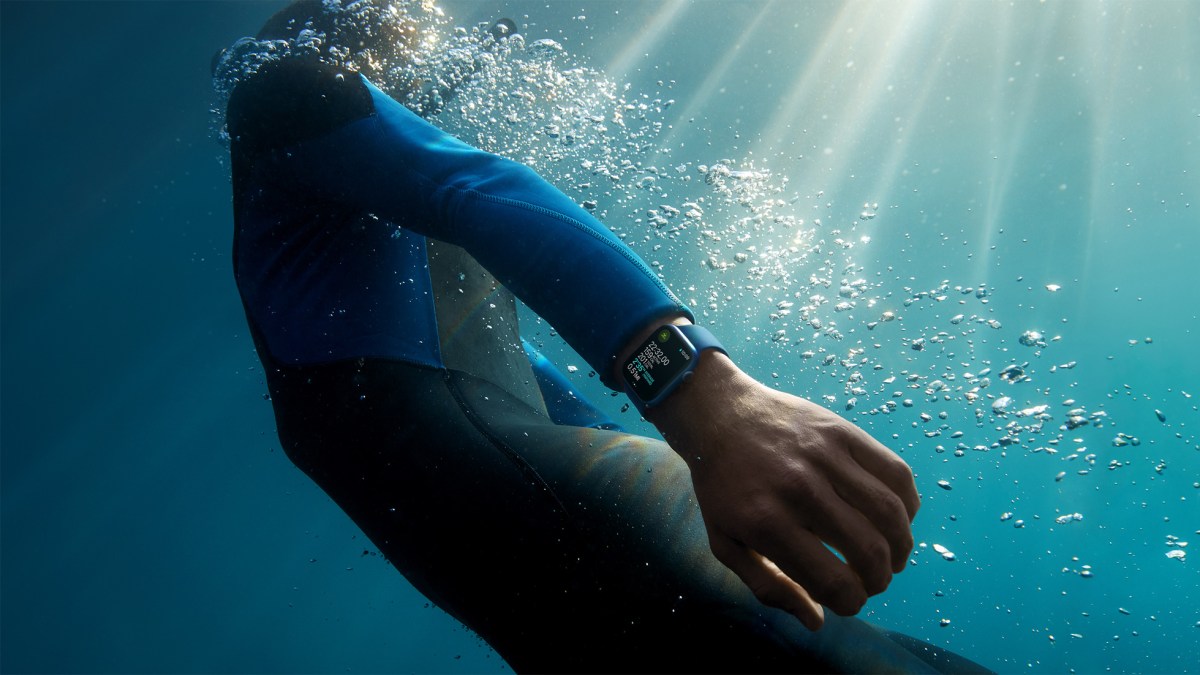Apple Watch Series 7 sous l'eau // Source : Apple Apple Watch Series 7 sous l'eau // Source : Apple