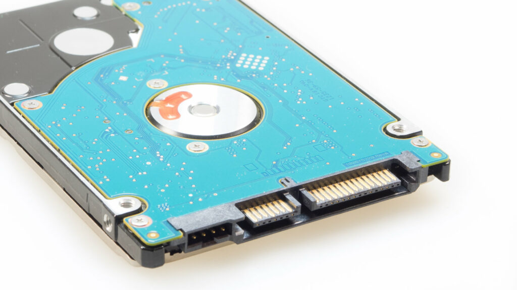 Le connecteur Sata qui lie le disque dur à la carte mère // Source : PXhere - Creative Commons CC0 Le connecteur Sata qui lie le disque dur à la carte mère // Source : PXhere - Creative Commons CC0
