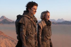 Paul et dame Jessica portant le distille dans le désert d'Arrakis. // Source : Warner