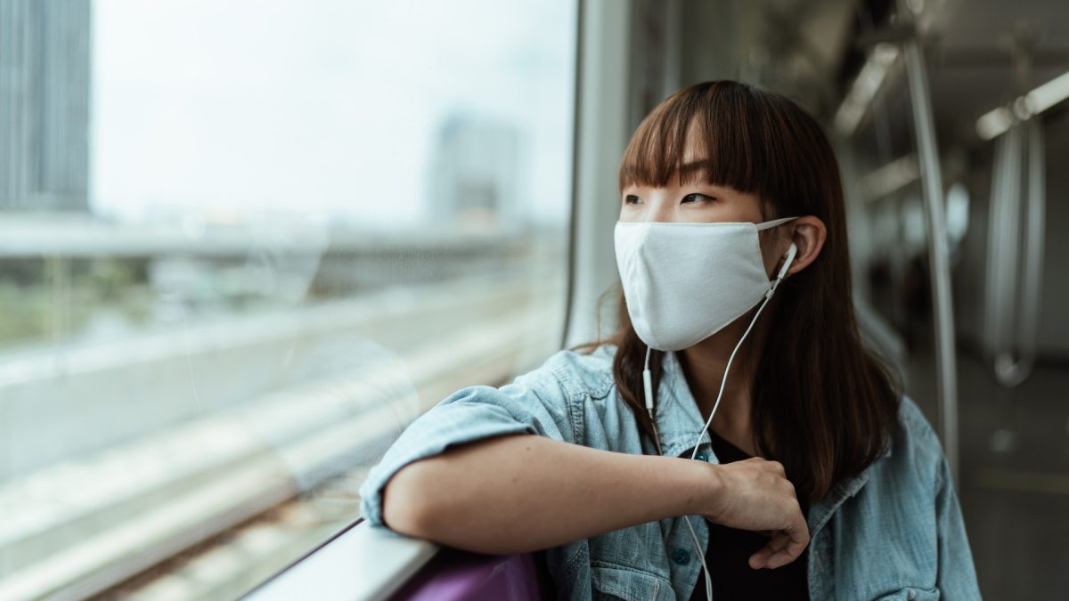 Une femme avec un masque dans un train // Source : Pexels Une femme avec un masque dans un train // Source : Pexels