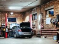 Une voiture dans un garage pour réparation