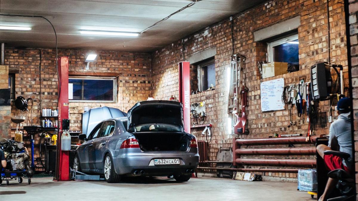 Une voiture dans un garage pour réparation Une voiture dans un garage pour réparation