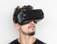 Un casque de réalité virtuelle // Source :  Adrian Deweerdt / Unsplash