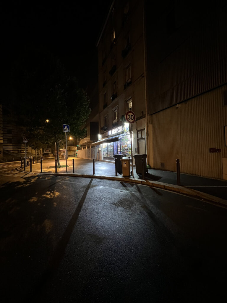 Photos de nuit prises à l'iPhone 13 Pro // Source : Numerama Photos de nuit prises à l'iPhone 13 Pro // Source : Numerama