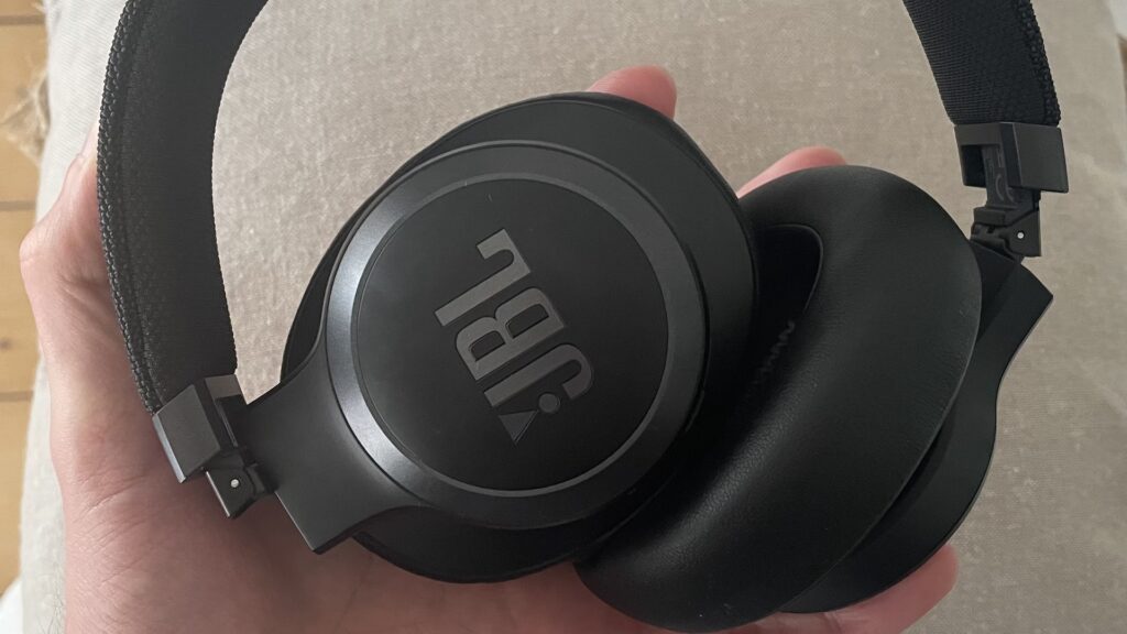 Le casque JBL Live 660NC replié // Source : Maxime Claudel pour Numerama
