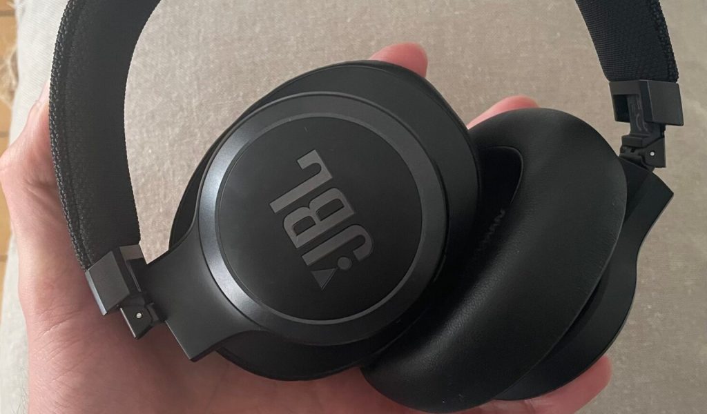 Le casque JBL Live 660NC replié // Source : Maxime Claudel pour Numerama Le casque JBL Live 660NC replié // Source : Maxime Claudel pour Numerama