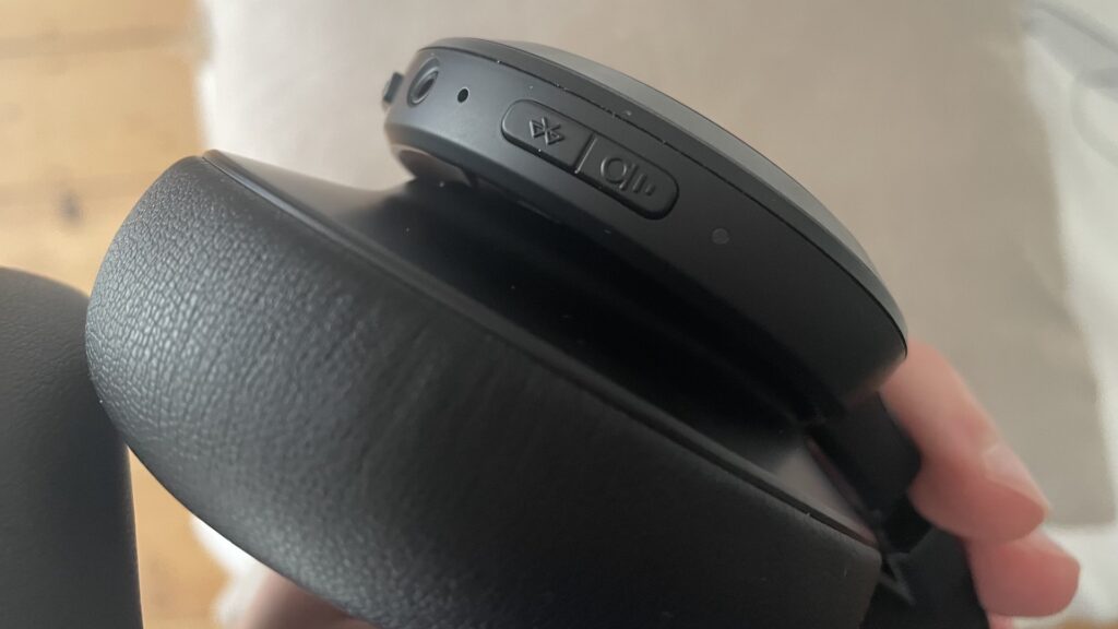 Les boutons du casque JBL Live 660NC // Source : Maxime Claudel pour Numerama