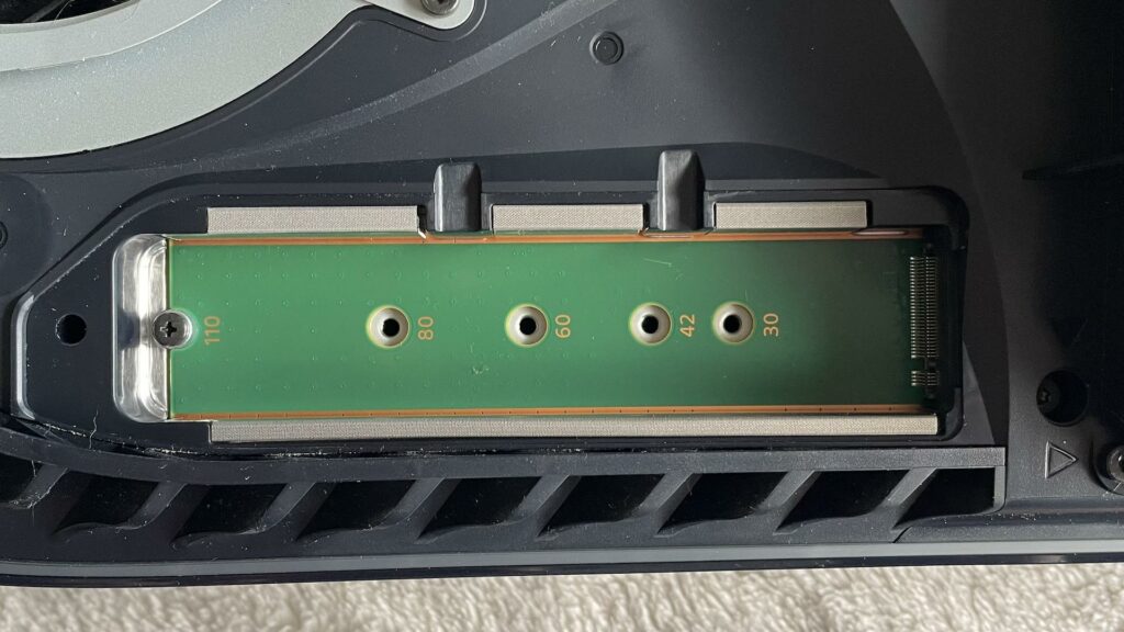Installer un SSD dans sa PS5 // Source : Maxime Claudel pour Numerama