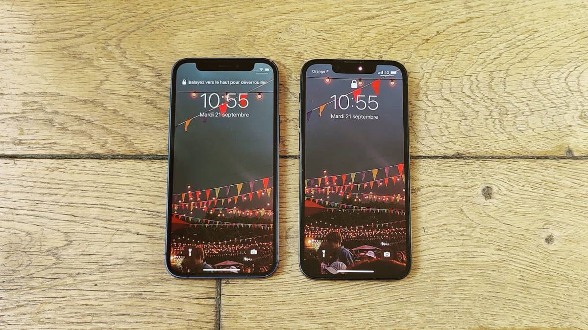 L'iPhone 13 (gauche) et le 13 mini (droite) // Source : Numerama/MT L'iPhone 13 (gauche) et le 13 mini (droite) // Source : Numerama/MT