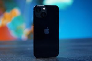 L'iPhone 13 mini d'Apple // Source : Numerama/Louise Audry