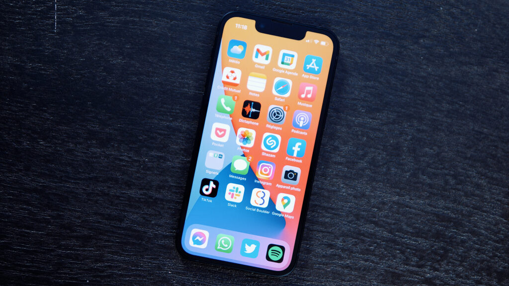 L'iPhone 13 mini d'Apple // Source : Numerama/Louise Audry L'iPhone 13 mini d'Apple // Source : Numerama/Louise Audry