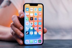 L'iPhone 13 mini d'Apple. // Source : Numerama/Louise Audry