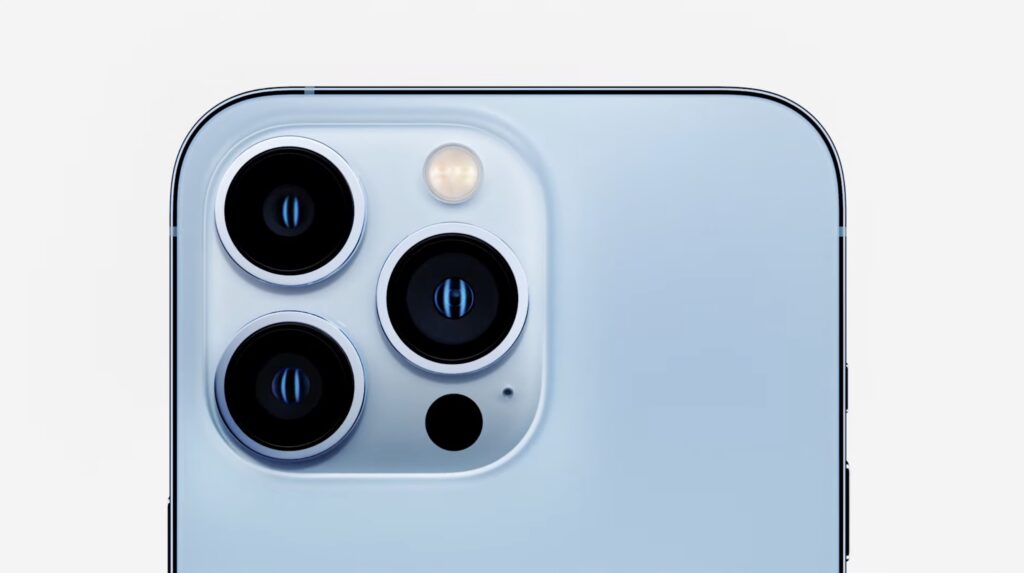 L'iPhone 13 Pro // Source : YouTube/Apple L'iPhone 13 Pro // Source : YouTube/Apple