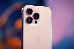 L'iPhone 13 Pro résiste bien à la chaleur... et s'éteint avant d'être en surchauffe // Source : Louise Audry pour Numerama L'iPhone 13 Pro résiste bien à la chaleur... et s'éteint avant d'être en surchauffe // Source : Louise Audry pour Numerama