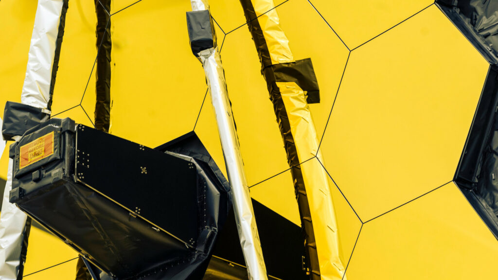 Une partie du miroir primaire du JWST. // Source : Flickr/CC/NASA/Chris Gunn (photo recadrée) Une partie du miroir primaire du JWST. // Source : Flickr/CC/NASA/Chris Gunn (photo recadrée)