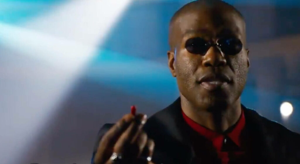 Un mystérieux personnage très proche de Morpheus. // Source : Warner Un mystérieux personnage très proche de Morpheus. // Source : Warner